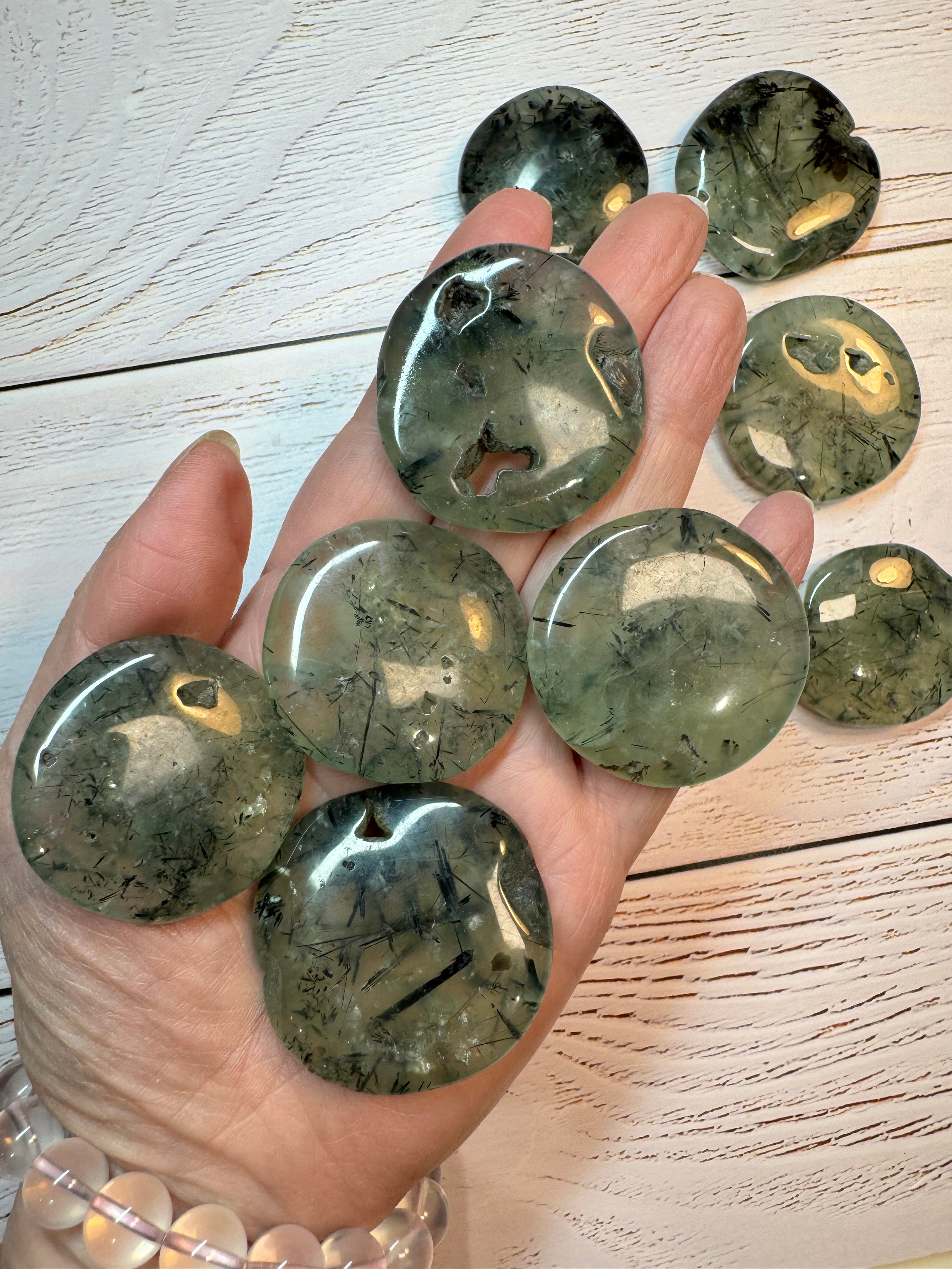 Prehnite cookie palm stone – Handcrafted Nature Décor