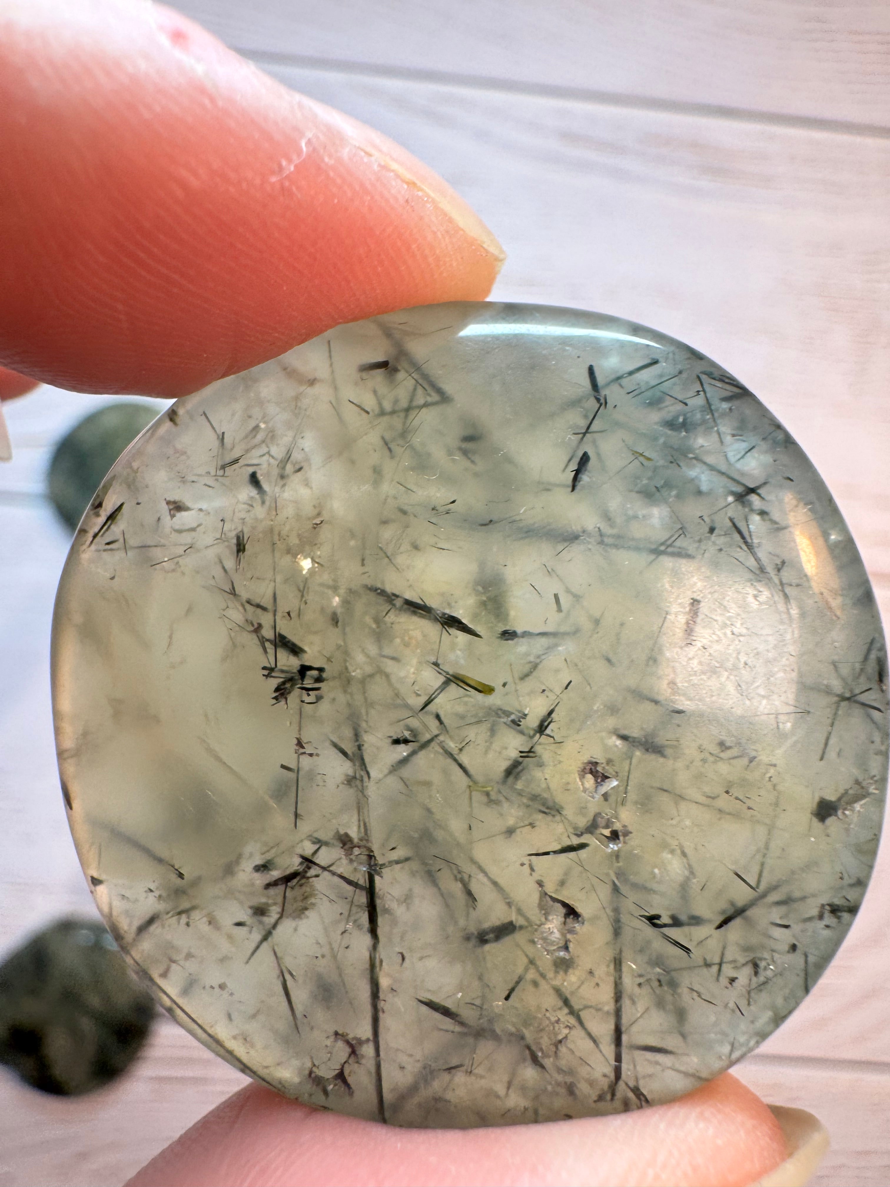 Prehnite cookie palm stone – Handcrafted Nature Décor