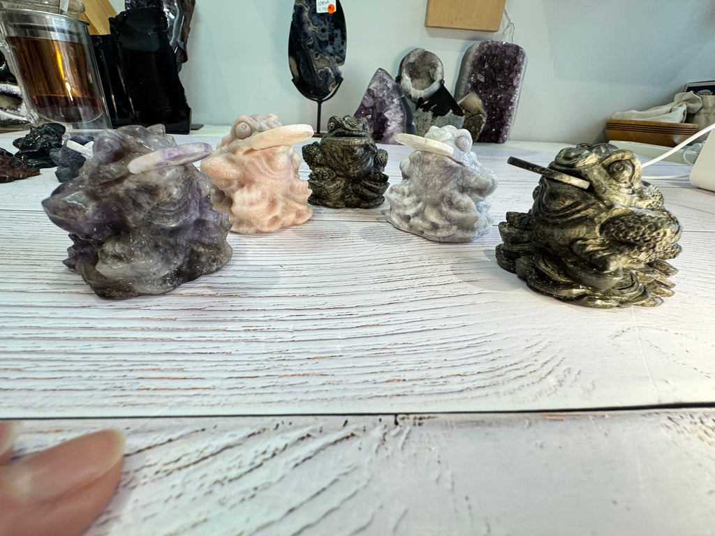 Crystal Money Toad Carving – Feng Shui Three Legged Toad – Purple Howlite – Wealth & Prosperity Crystal