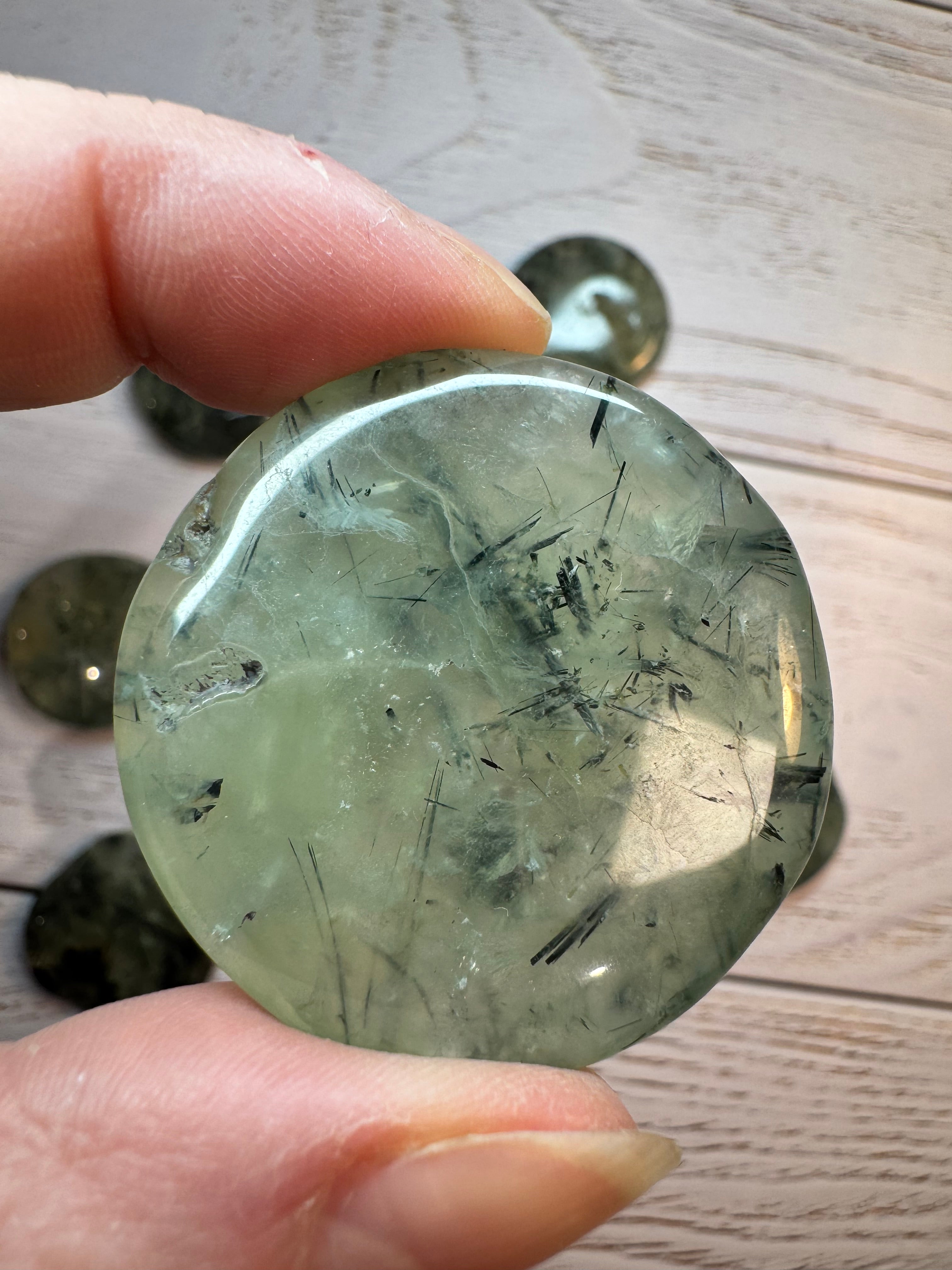 Prehnite cookie palm stone – Handcrafted Nature Décor