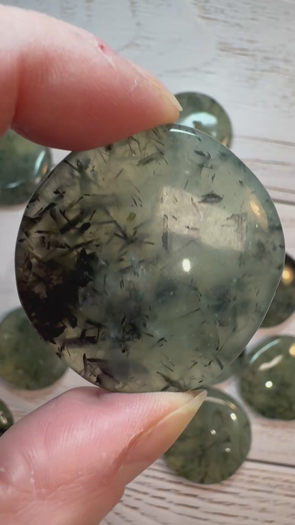 Prehnite cookie palm stone – Handcrafted Nature Décor