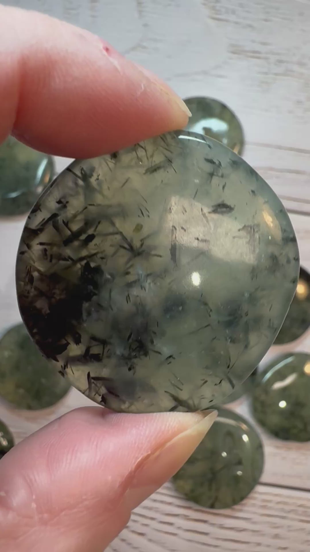 Prehnite cookie palm stone – Handcrafted Nature Décor